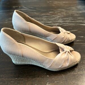 Lifestride Rhonda Nude silk espadrille wedge sandals neutral women size 8.5